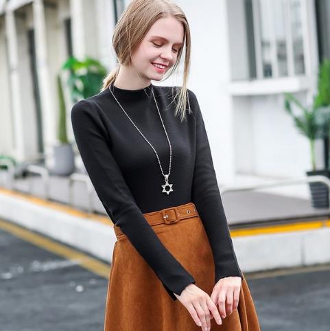 高领打底衫如何搭配才好看：显瘦打底衫搭配（图）