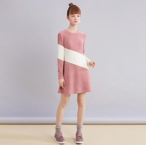 怎么保持少女感 ：针织连衣裙是最减龄的款式（图）