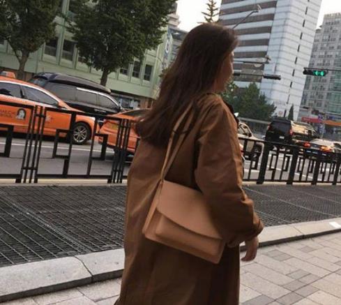 2018最流行披肩长卷发：卷发长发美女背影杀 （图）