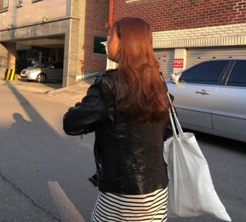 2018最流行披肩长卷发：卷发长发美女背影杀 （图）