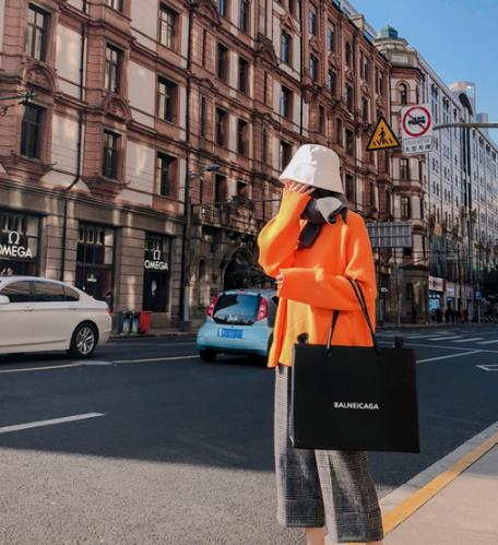 秋冬必备针织衫：时髦百搭针织衫的多种搭配（图）