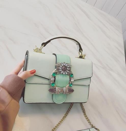 这几款时尚镶钻花朵链条小方包永远背不腻(图) 这几款时尚镶钻花朵链条小方包永远背不腻(图)