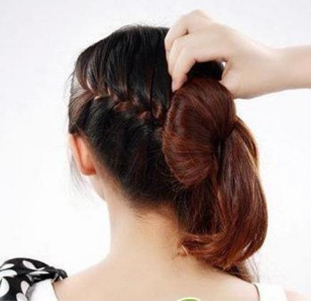 打造时尚优雅的辫子花苞头的多种扎法步骤（图）