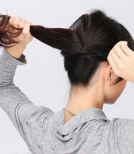 休闲甜美风的心机马尾辫的扎法(图) 休闲甜美风的心机马尾辫的扎法(图)