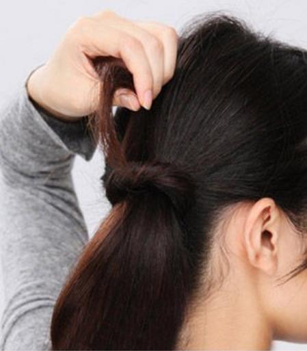 休闲甜美风的心机马尾辫的扎法（图）