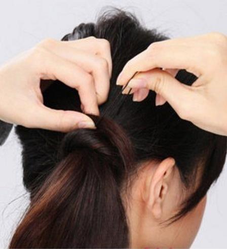 休闲甜美风的心机马尾辫的扎法（图）