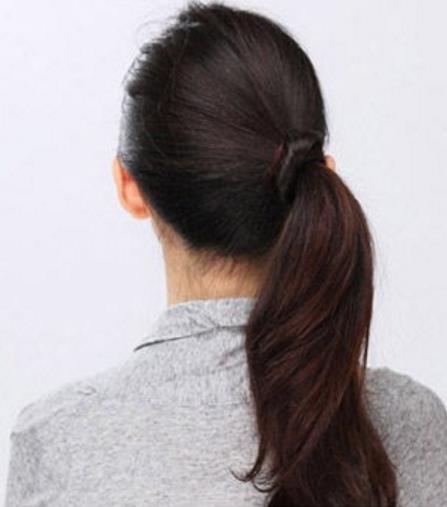 休闲甜美风的心机马尾辫的扎法（图）