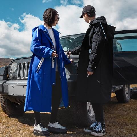 大毛领加厚羽绒服的搭配足够暖化了冬日寒风（图）