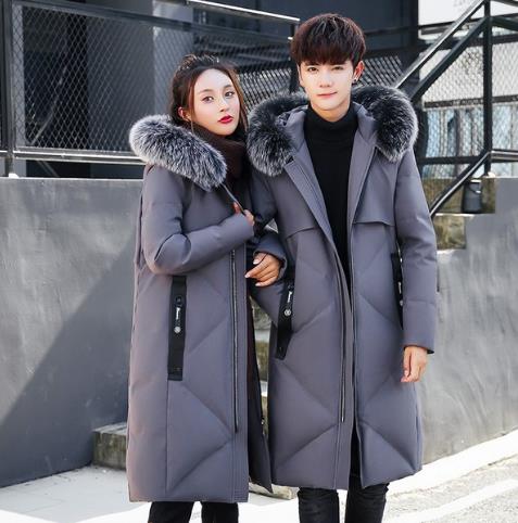 大毛领加厚羽绒服的搭配足够暖化了冬日寒风（图）