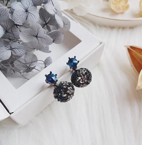 彰显女神范儿的时尚闪钻双V吊坠耳环搭配（图）