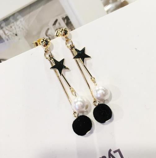 彰显女神范儿的时尚闪钻双V吊坠耳环搭配（图）