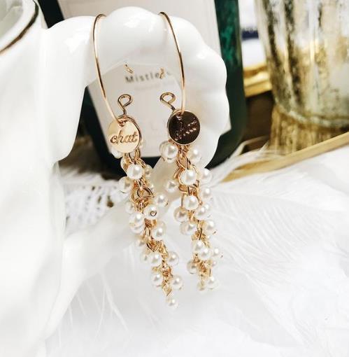 彰显女神范儿的时尚闪钻双V吊坠耳环搭配（图）