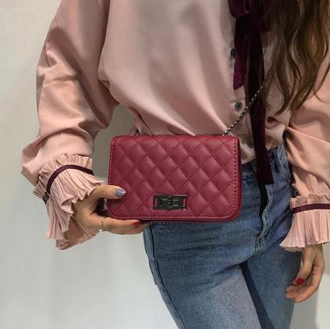 5款经典菱格链条小包搭配流露出高贵气质（图）