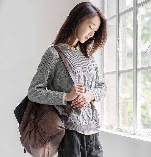 半高领纯色针织衫的多种搭配:简约时尚又显瘦 半高领纯色针织衫的多种搭配:简约时尚又显瘦