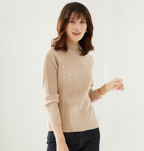 半高领纯色针织衫的多种搭配：简约时尚又显瘦