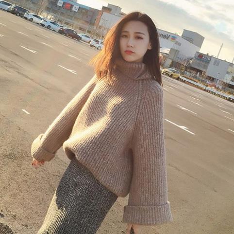 复古高领喇叭袖针织衫搭配针织裙:彰显时尚潮流 复古高领喇叭袖针织衫搭配针织裙:彰显时尚潮流