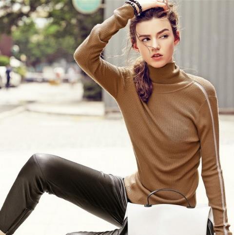 复古高领喇叭袖针织衫搭配针织裙：彰显时尚潮流