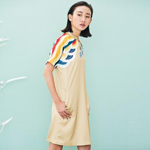 不规则长款T恤搭配小脚裤:清凉夏日长款T恤推荐 不规则长款T恤搭配小脚裤:清凉夏日长款T恤推荐