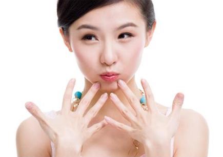 冬季双手干燥怎么办：教你用化妆水做手膜（图）