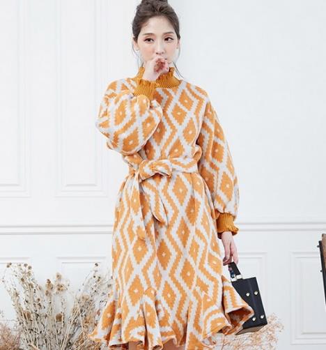 冬季日常时尚穿搭：荷叶边毛衣保暖又时髦（图）