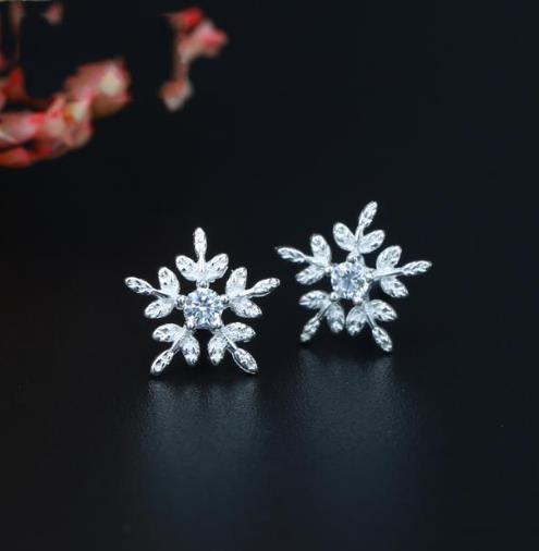 这几款彰显时尚气质的纯银耳钉搭配推荐(图) 这几款彰显时尚气质的纯银耳钉搭配推荐(图)