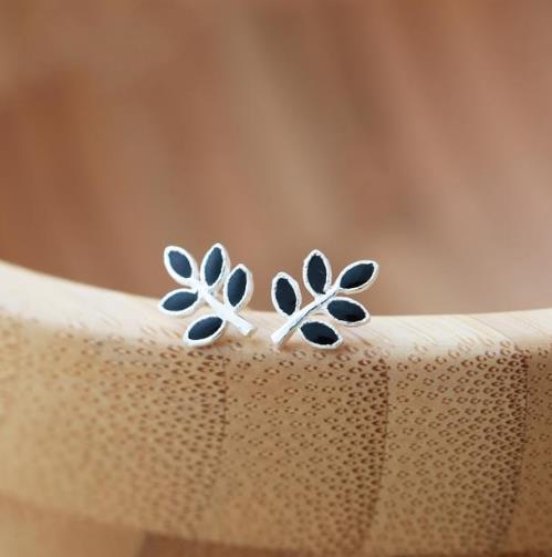 这几款彰显时尚气质的纯银耳钉搭配推荐(图) 这几款彰显时尚气质的纯银耳钉搭配推荐(图)