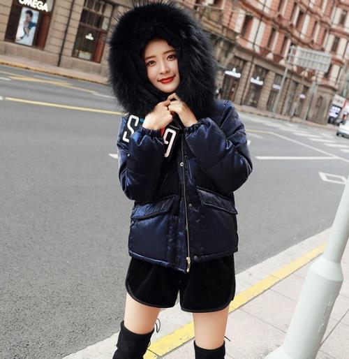 2018新款羽绒服：时尚减龄大毛领羽绒服分享（图）