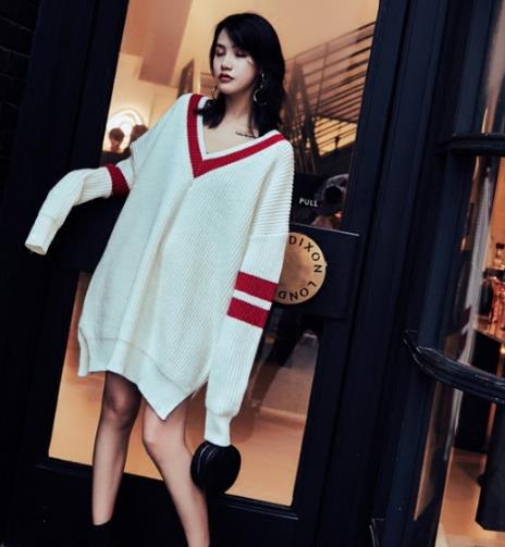 镂空针织衫配搭牛仔裤：散发冬季迷人气息（图）