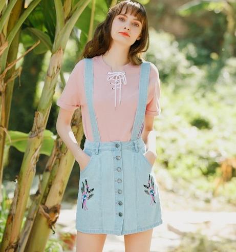 板鞋搭配中长款系带收腰牛仔裙：少女感十足（图）