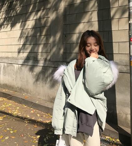 冬季女生最爱保暖性十足的毛领外套来御寒（图）