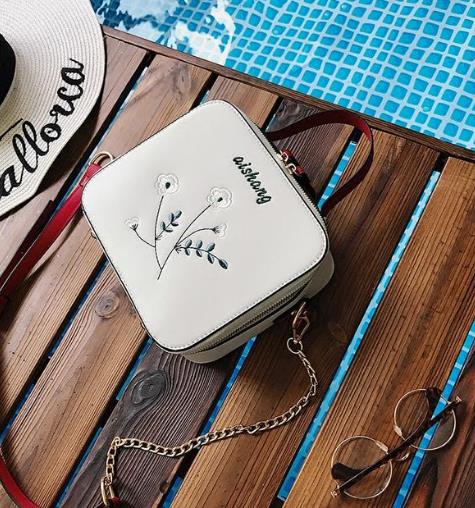 迷你单肩斜挎包搭配:5款打造休闲简约欧美风 迷你单肩斜挎包搭配:5款打造休闲简约欧美风