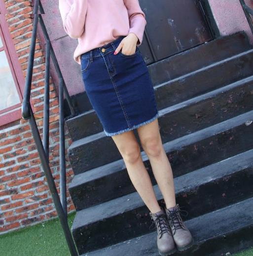 T恤搭配中长款高腰修身包臀裙:演绎性感女神范 T恤搭配中长款高腰修身包臀裙:演绎性感女神范