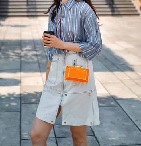 T恤搭配中长款高腰修身包臀裙：演绎性感女神范