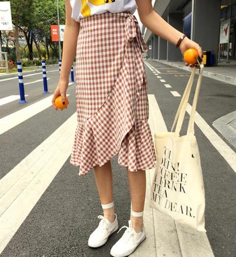 T恤搭配中长款高腰修身包臀裙：演绎性感女神范