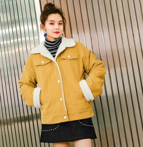 羊羔毛灯芯绒外套搭配牛仔裤:打造新潮时尚感 羊羔毛灯芯绒外套搭配牛仔裤:打造新潮时尚感