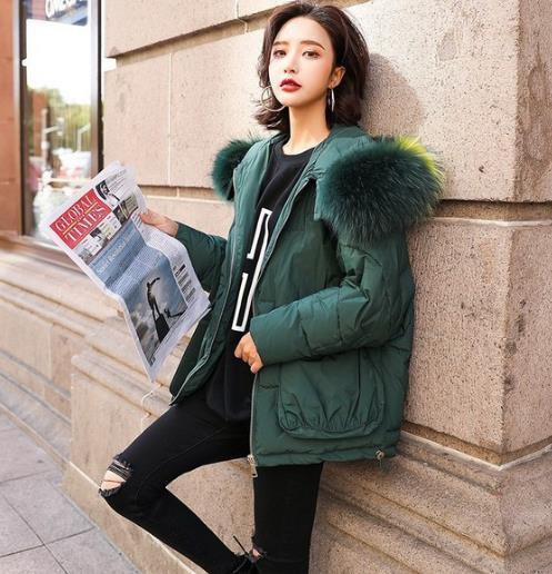 降温必备大毛领短款羽绒服:时尚洋气又保暖(图) 降温必备大毛领短款羽绒服:时尚洋气又保暖(图)