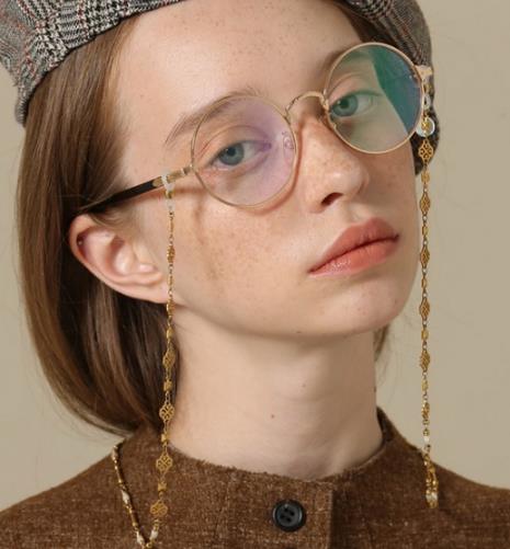 眼镜如何戴出时髦感：复古优雅眼镜链一秒回归