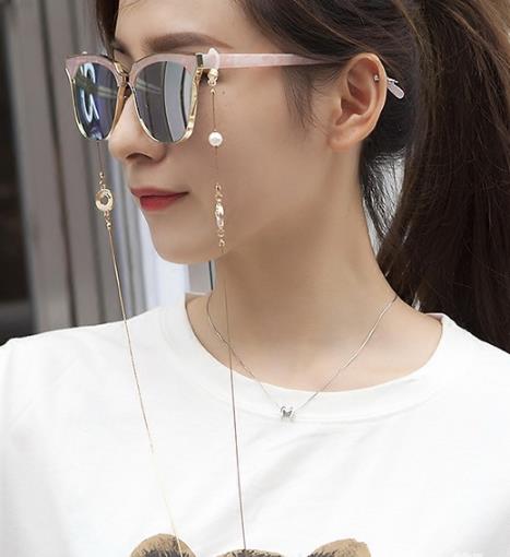 眼镜如何戴出时髦感：复古优雅眼镜链一秒回归