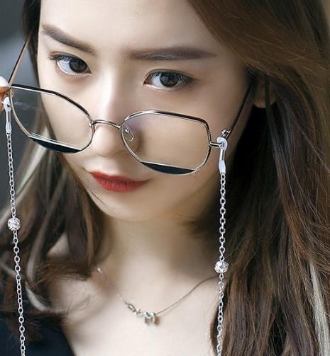 眼镜如何戴出时髦感：复古优雅眼镜链一秒回归