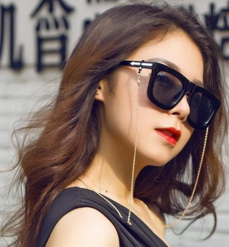 眼镜如何戴出时髦感：复古优雅眼镜链一秒回归