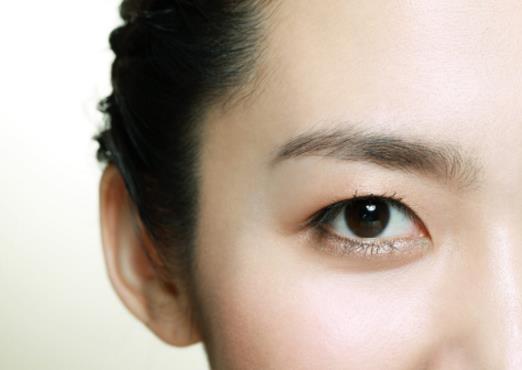 如何去除黑眼圈：6个按摩手法轻松清除黑眼圈（图）