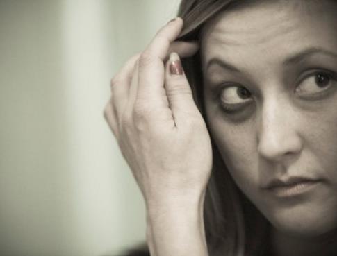 如何去除黑眼圈：6个按摩手法轻松清除黑眼圈（图）