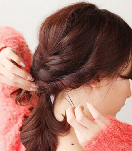 大脸女生如何扎发显脸小：卷发马尾时尚修颜（图）