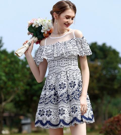 露肩蕾丝拼接连衣裙：优雅性感连衣裙推荐