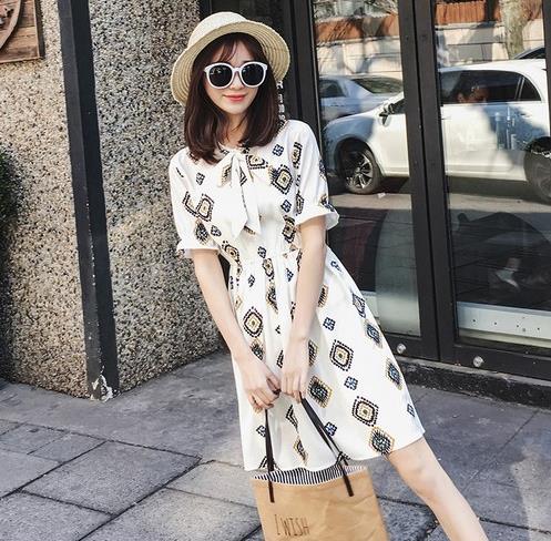 露肩蕾丝拼接连衣裙：优雅性感连衣裙推荐