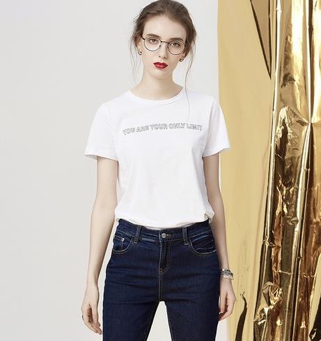 字母印花T恤的多种穿搭：显瘦减龄T恤推荐（图）