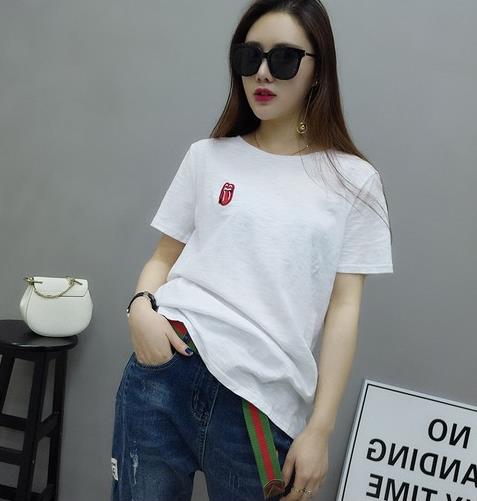 字母印花T恤的多种穿搭：显瘦减龄T恤推荐（图）