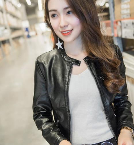 有了机车皮衣的搭配女生也能酷帅十足（图）