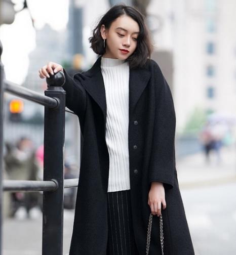 冬季时尚造型该怎么穿：呢大衣+半身裙凸显气质