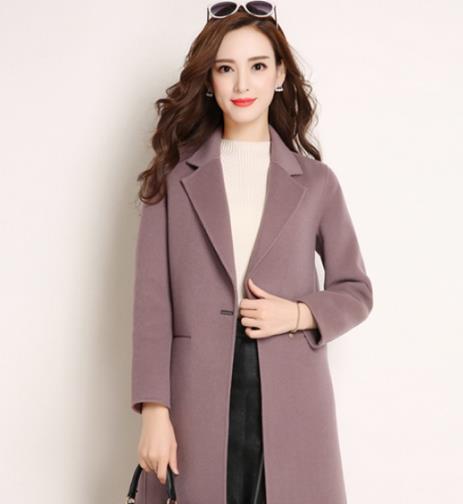 冬季时尚造型该怎么穿：呢大衣+半身裙凸显气质